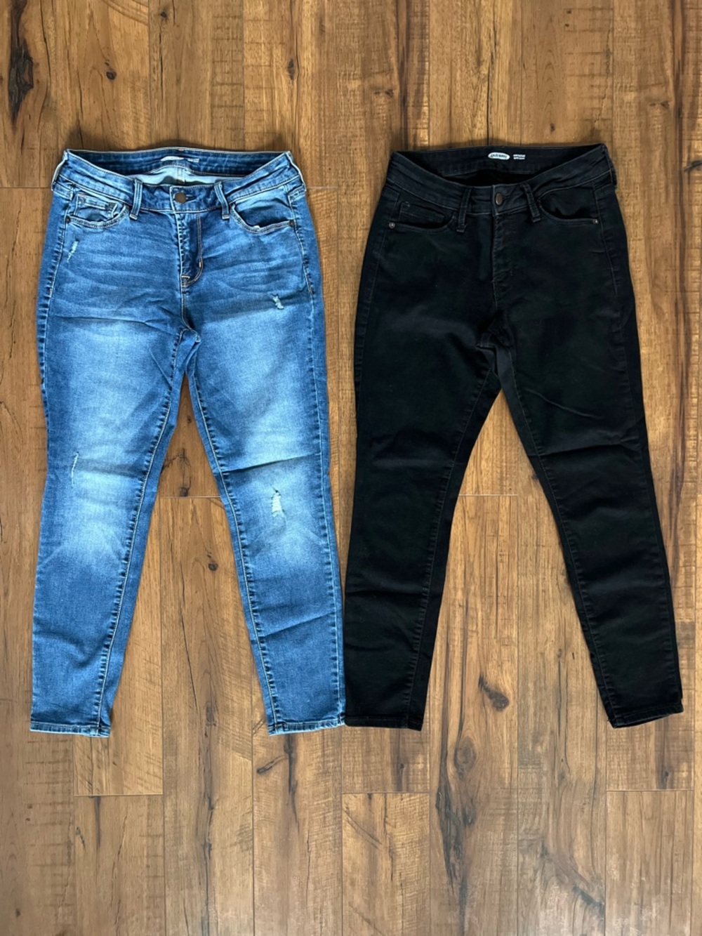 Old Navy 2 pairs Women’s Rockstar Super Skinny Jeans - Size 6